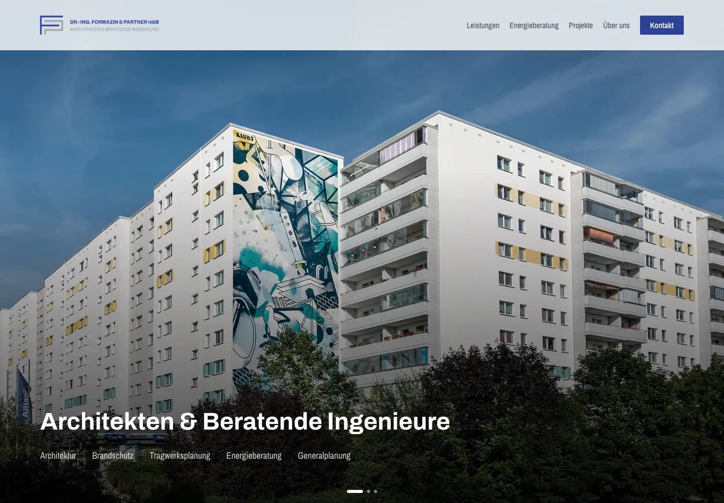 Startseite der von MyHiwi aufgebauten Formazin-Website mit Projektfoto, Büronavigation und Leistungsbereichen